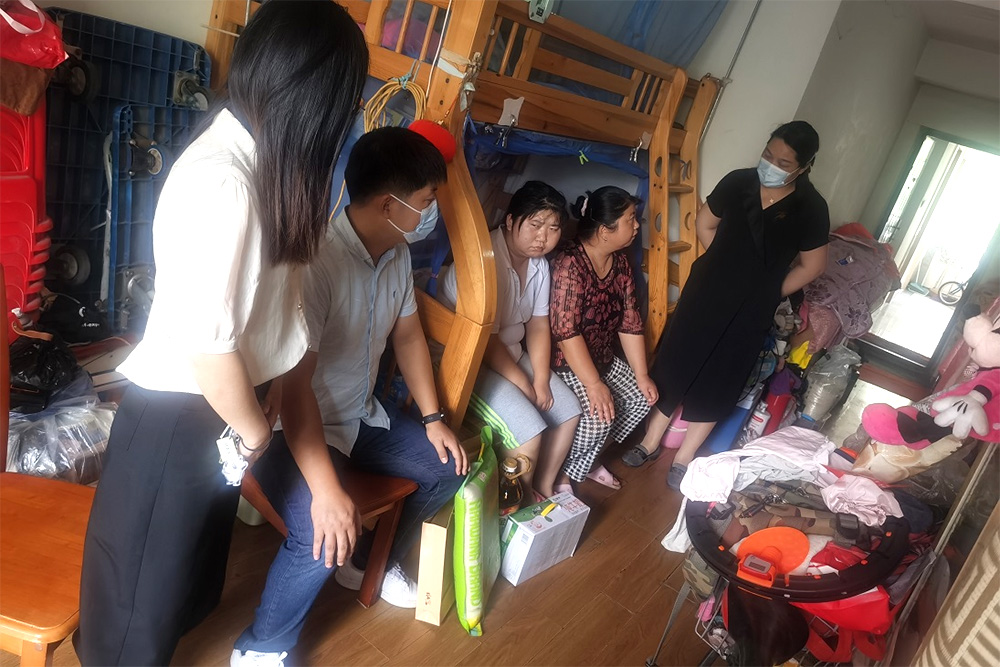 世誠評估黨支部開展“中秋走訪慰問困難戶，扶貧幫困暖人心”主題黨日活動